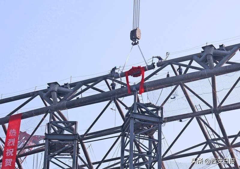 西安国际足球中心屋盖钢结构合龙,西安国际足球中心是专业足球场吗