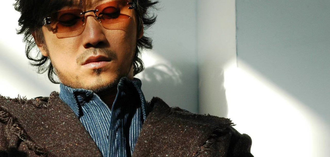 周传雄是值得尊重的乐坛前辈吗,周传雄隐退10年有收入吗