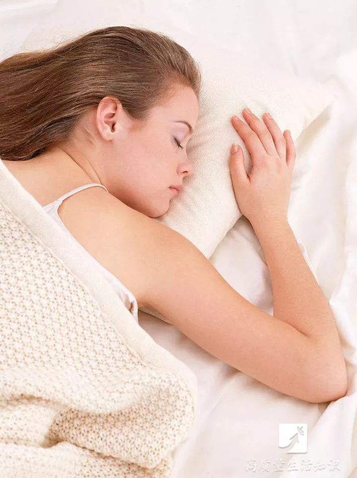 睡觉时突然抖了一下，是在做噩梦？其实可能是身体发出的预警