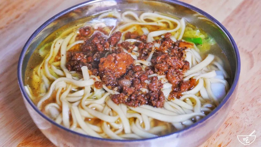 「十堰美食」51厂这家店，开了20多年只卖1种面，味道仍旧让人痴迷