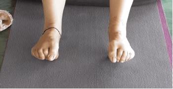 初练瑜伽脚掌的正确姿势,瑜伽脚根基发力点和要点