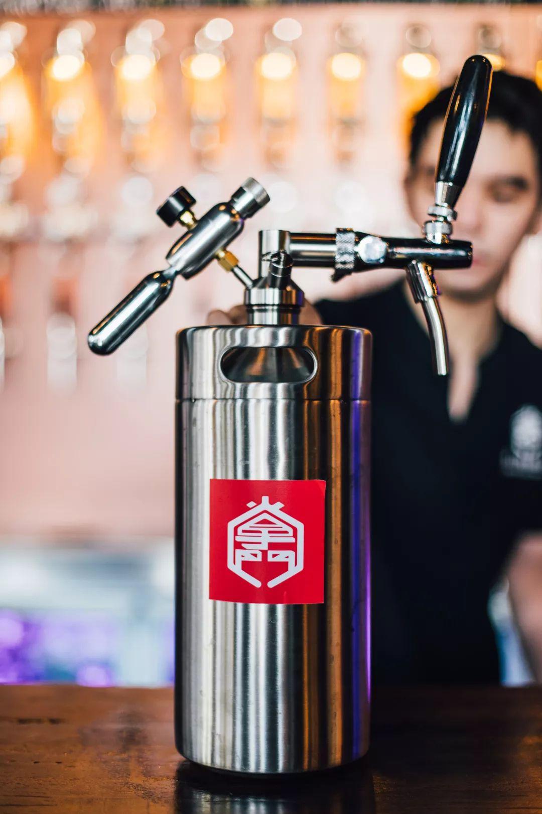 外国人喝中国精酿,泥煤味精酿