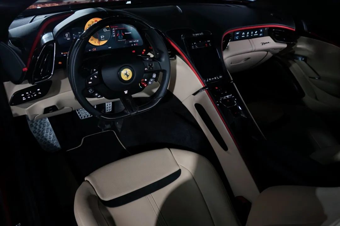 法拉利roma白外黑内,法拉利roma白色硬顶