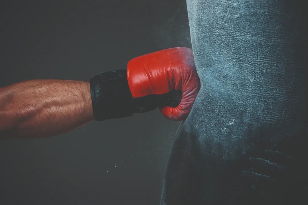 当对方拿刀砍你时可以反砍回去吗,当对方拿刀砍你时可以无限反击吗