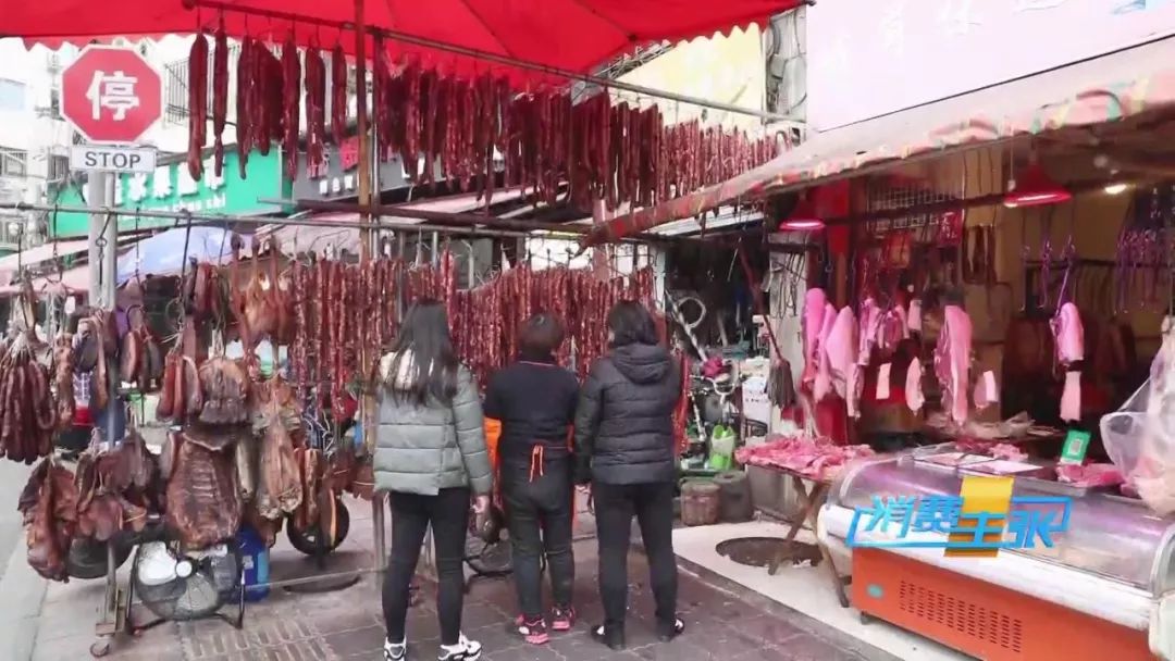 又到熏腊肉灌香肠的时节,做好的香肠在家熏腊肉