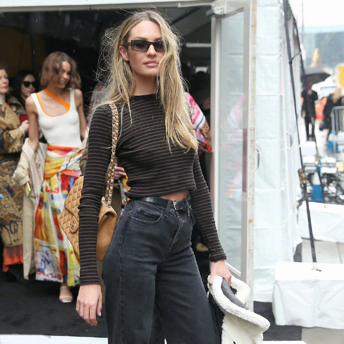 超模糖糖气质真好,连体皮裤加大红唇很霸气,蓝色礼服性感又撩人