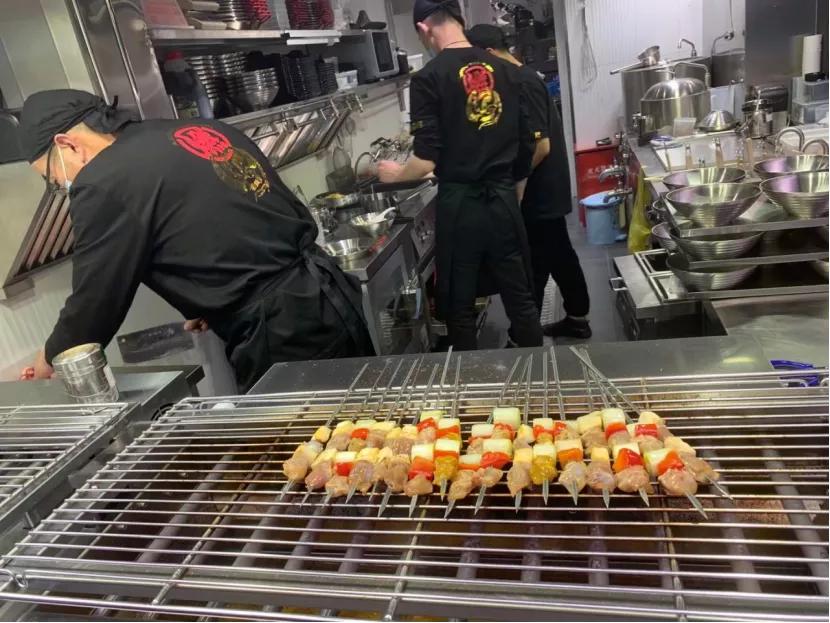 上市快餐巨头开烧烤屋，卖“烧鸟”，115平月流水近百万