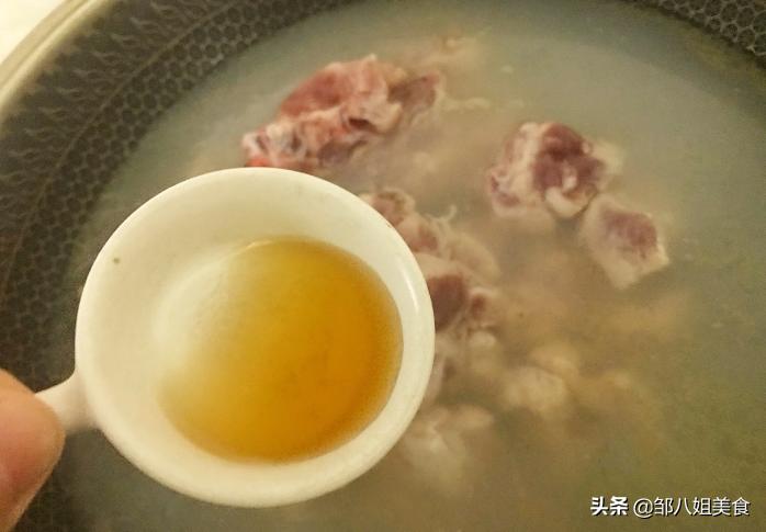 排骨一焯水油都没了,排骨一煮就变色了