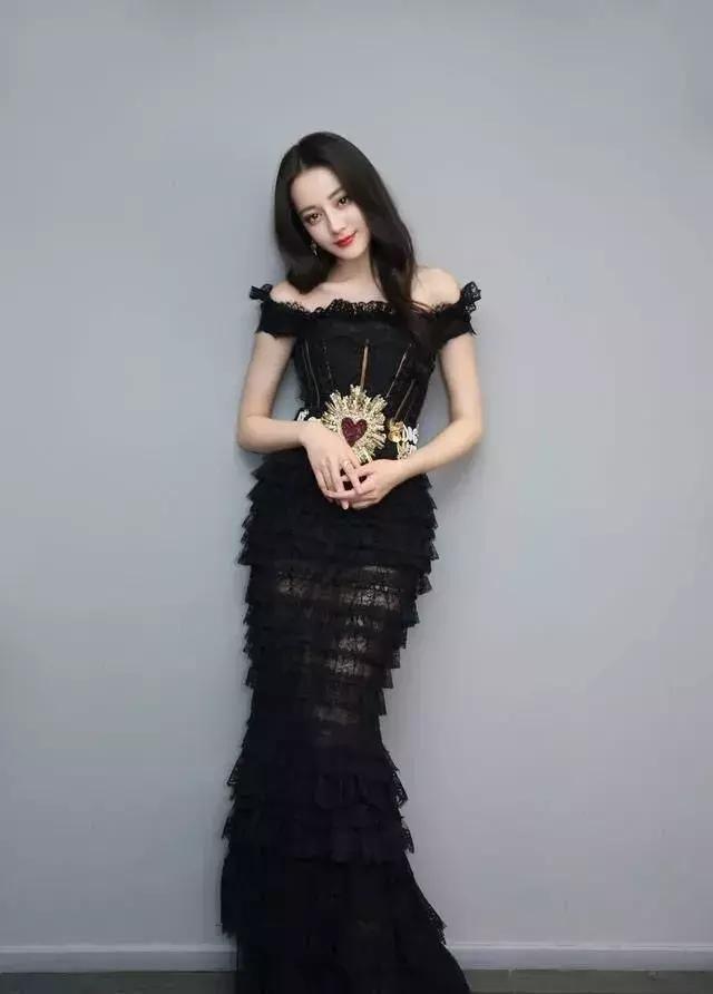 迪丽热巴和唐嫣同穿亮片裙,迪丽热巴和唐嫣穿同款公主裙