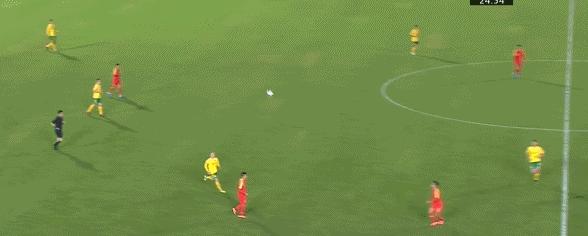 21岁国足新星低级失误,国足失误被反击裁判挺身而出