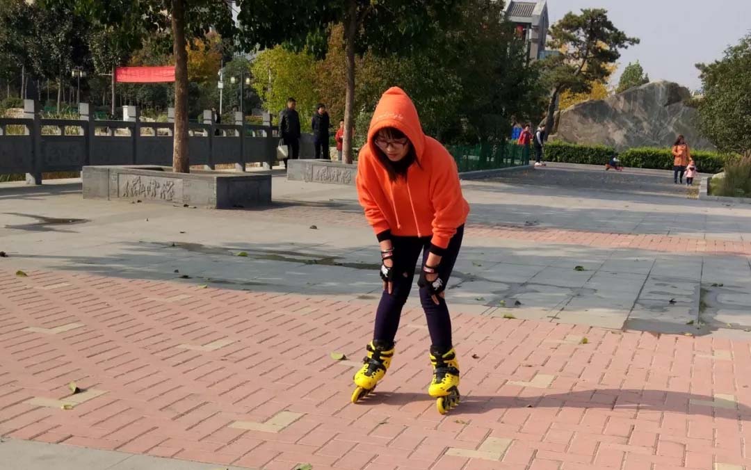 儿童过早学轮滑的危害,轮滑运动虽好但不建议儿童过早学