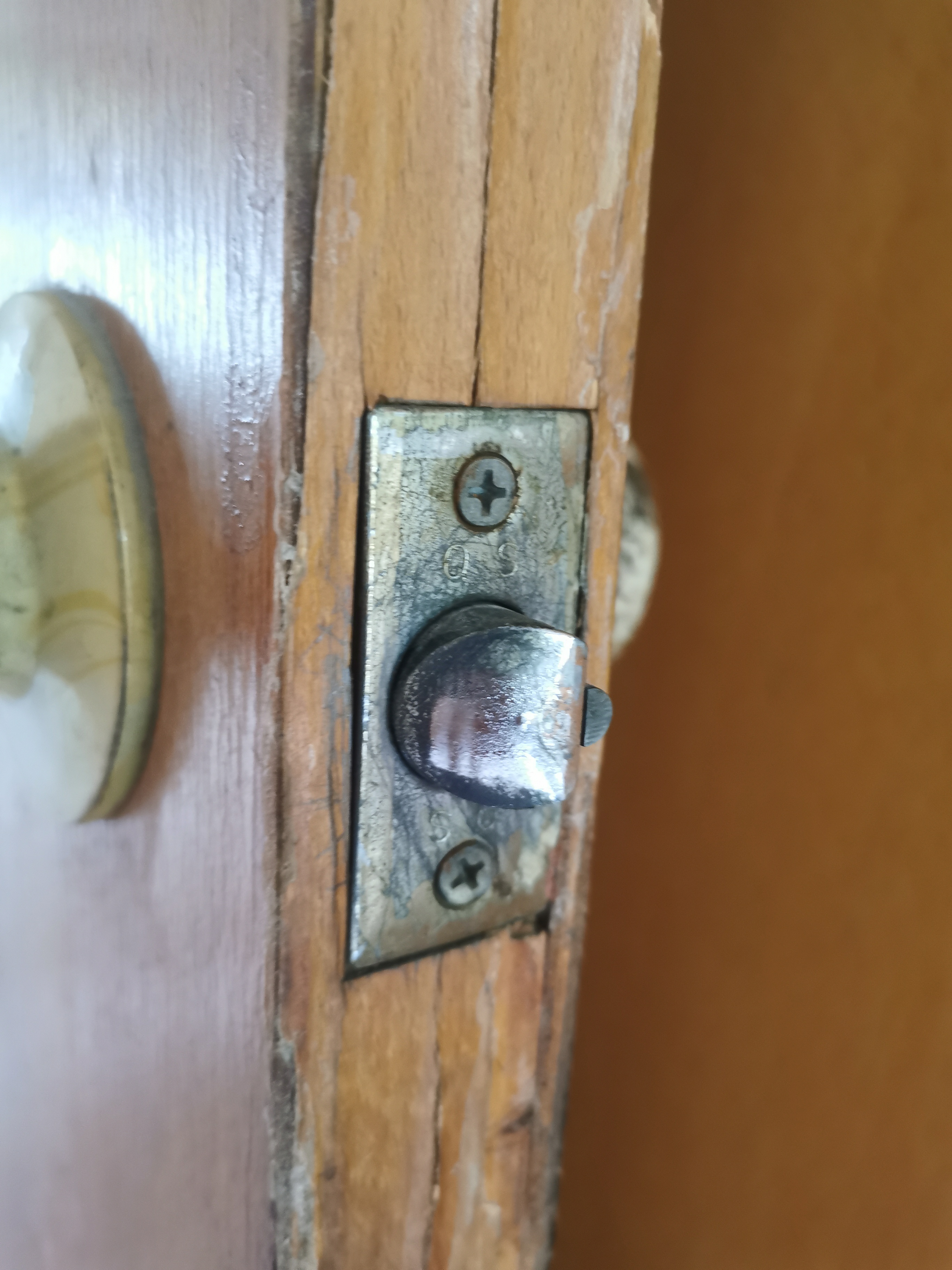 房间门铰链处坏了怎么补救,门锁生锈打不开最好解决办法