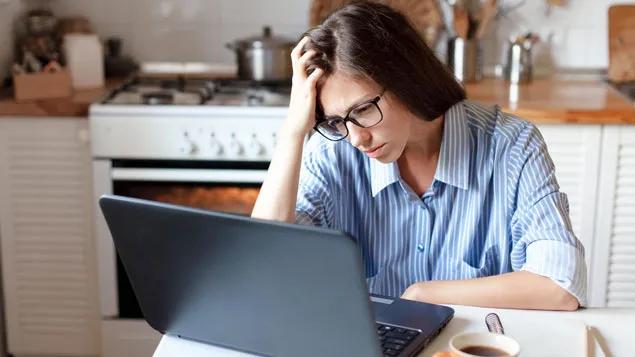 工资5000一年能存多少,年轻人下班后搞副业月入过万