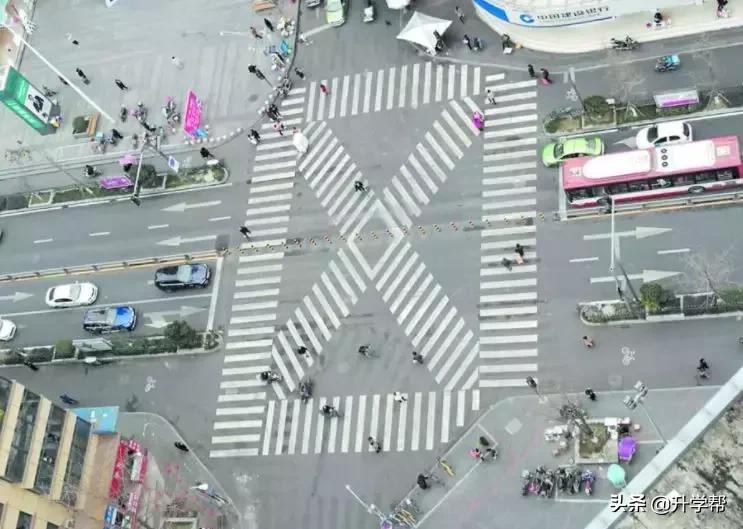 又来一条X形斑马线！你还知道哪些“花样”过马路？