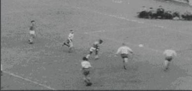 王的两面人生：球技成圣，大嘴无脑的贝利