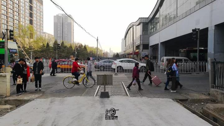 行人车辆请注意火车就要来了,行人车辆请注意火车来了不要抢道