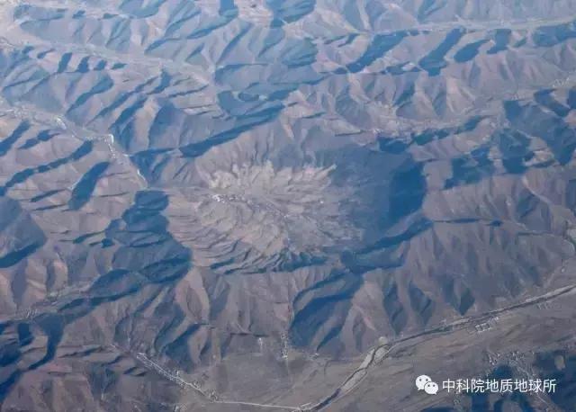 墨西哥海湾陨石撞击坑深度30km,较大的陨石撞击坑又称环形山