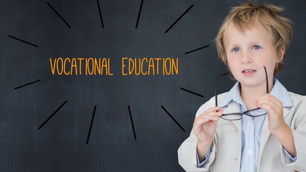 老师打骂体罚学生是犯法还是犯错,校长有权利给老师处分吗