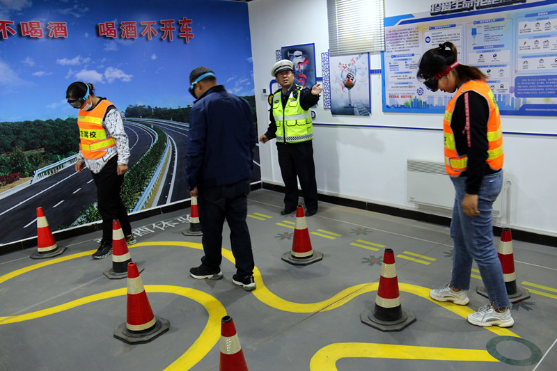 我为群众办实事丨民勤公安交警走进东方驾校开展“醉驾入刑十周年”、“一盔一带”交通安全及防电诈宣传活动