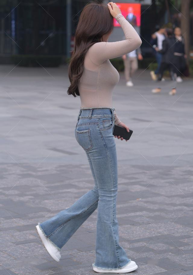 穿搭打底裤尽显时尚美感,复古蓝牛仔裤吸睛穿搭