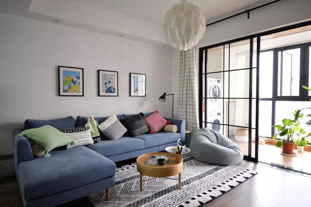 这种黑框玻璃门简直和小户型绝配,一切小黑屋都能被玻璃砖治愈