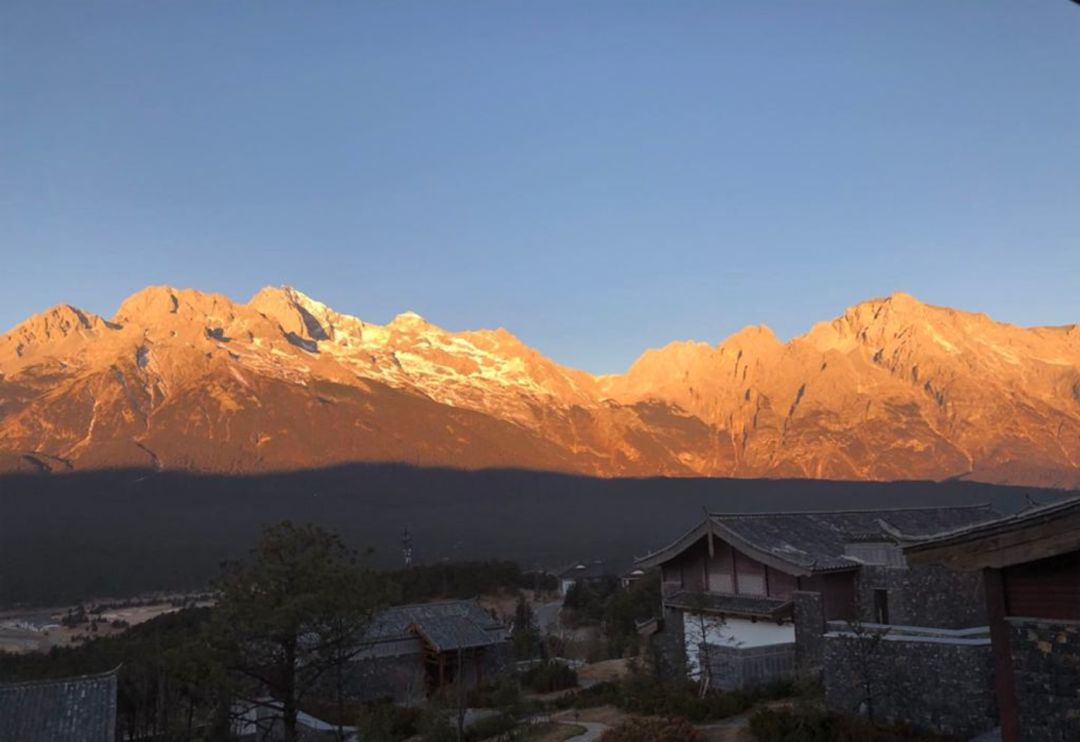 玉龙雪山日照金山的美,玉龙雪山日照金山美照