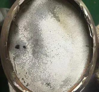 三元催化器里面的白色粉末正常吗,三元催化器上的贵金属