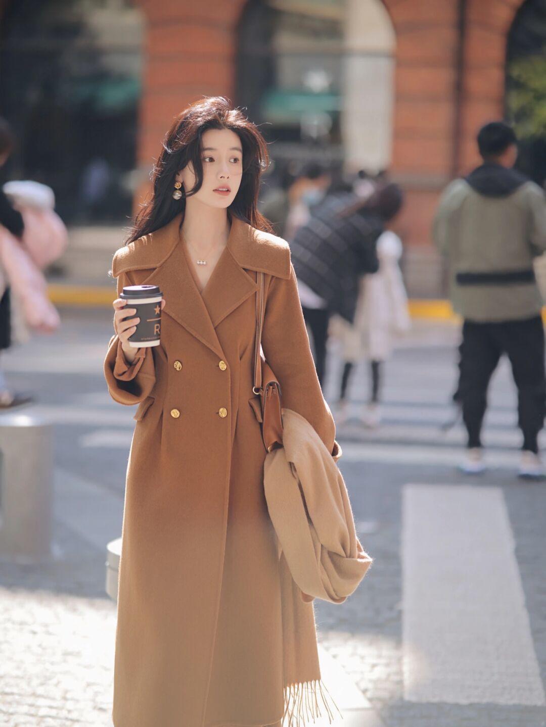 大衣内搭连帽针织衫穿搭,秋冬季节大衣穿搭技巧