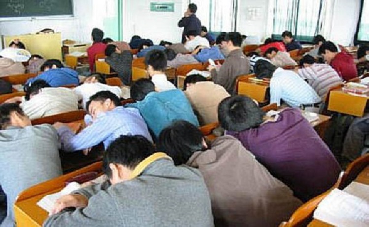 大学生宿舍玩手机被老师发现,大学生躺在宿舍架子上玩手机