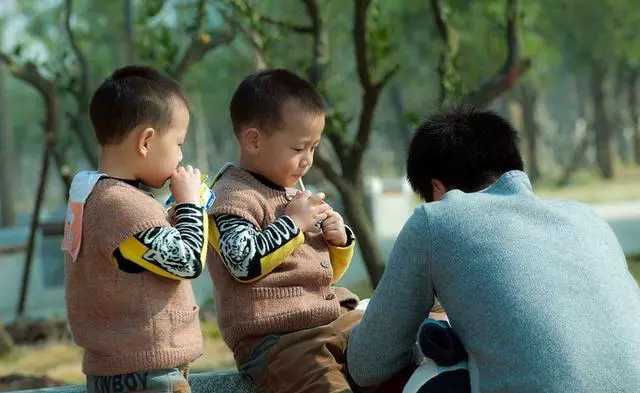 一对龙凤胎2个爹，亲妈短时间和不同爹同房！网友：电视都不敢演