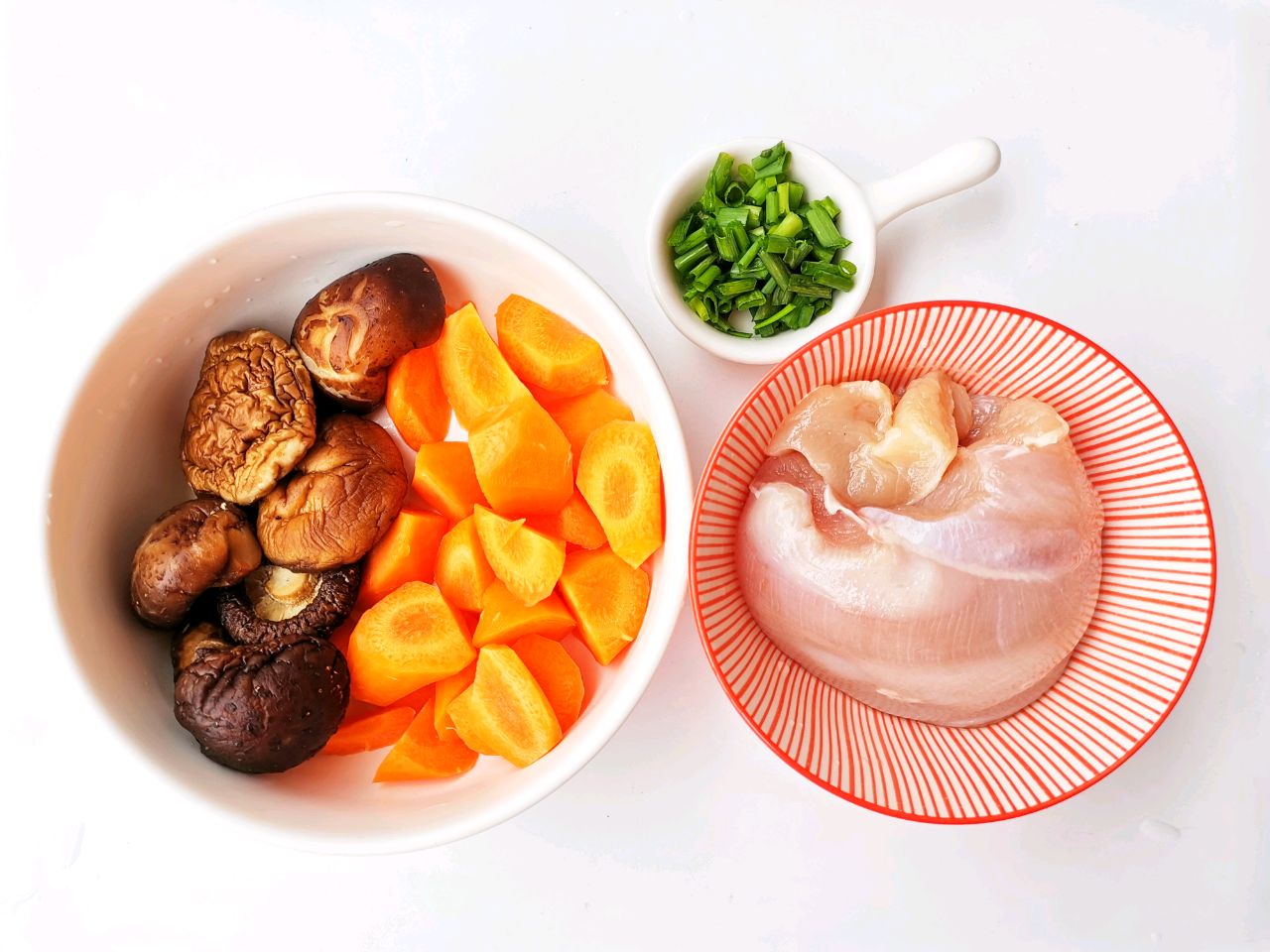 电饭锅香菇鸡丁焖饭,懒人版香菇鸡腿焖饭
