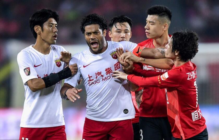 中超最新积分榜恒大,中超榜首之争恒大对上港