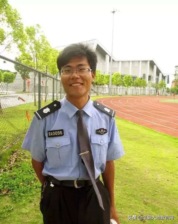 「自考分享」挑灯夜读参加自考，东莞城院励志保安领到大学毕业证