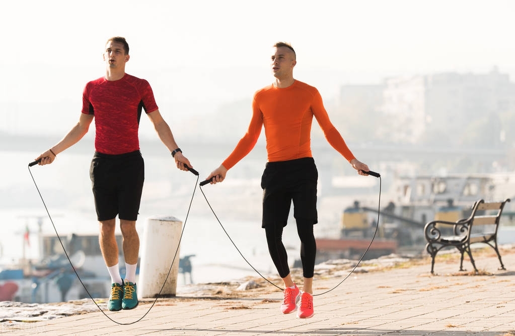 跳绳才是燃脂“高手”，坚持做2个月的跳绳训练，体脂率下降5%