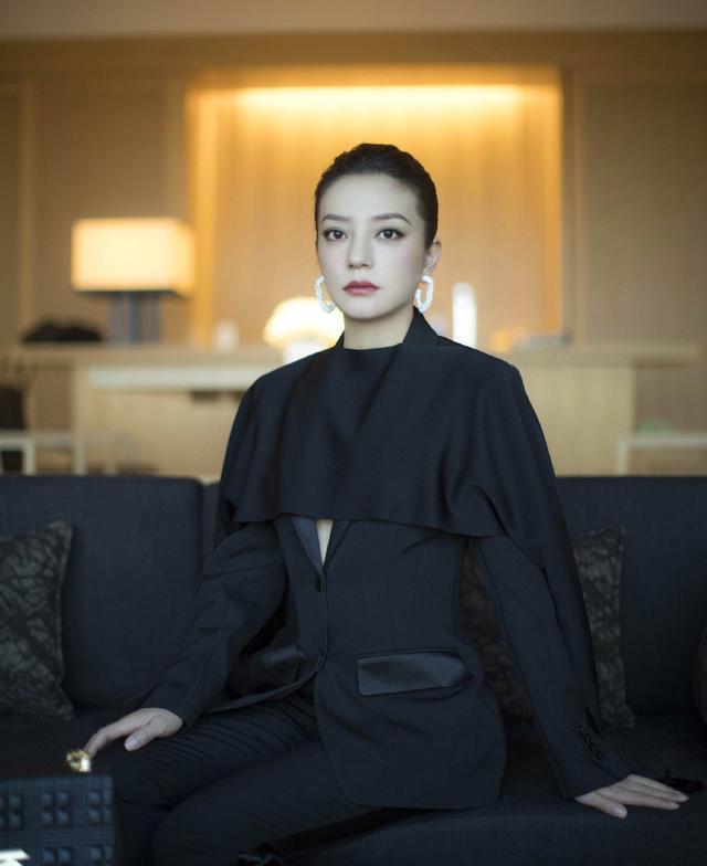 赵薇复古西装图,赵薇穿搭黑白西装