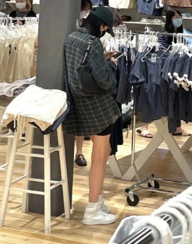 杨幂逛街被偶遇大方合影,杨幂逛街被偶遇三里屯穿搭照片