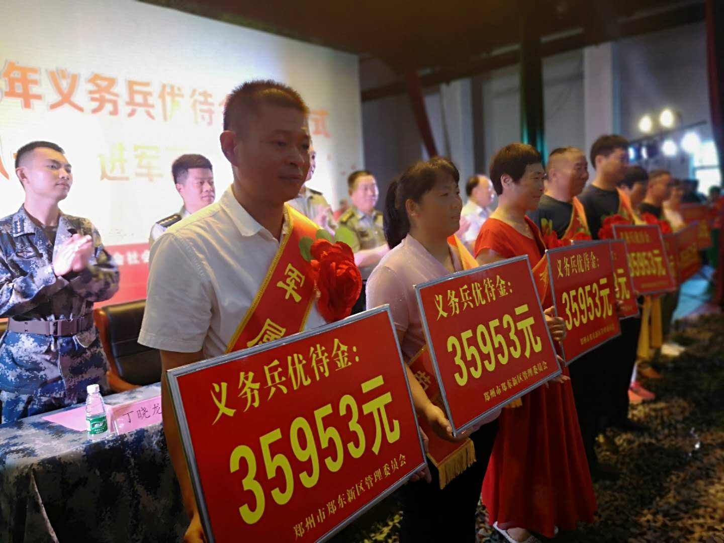 高中生当义务兵两年退伍费多少钱,大学新生两年义务兵都有什么待遇