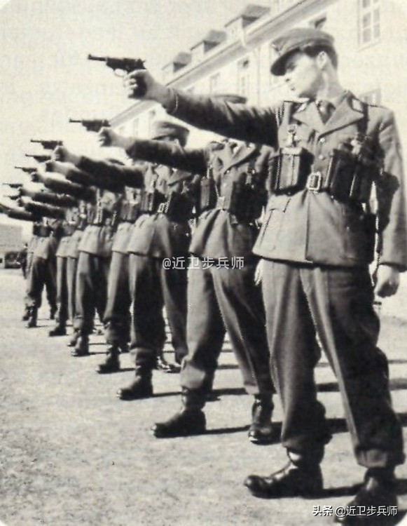 二战德国军用钢盔,二战德国钢盔战损