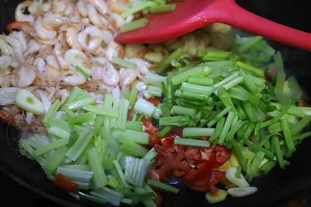 辣炒小河虾跟什么菜搭配,芹菜炒小河虾家常做法