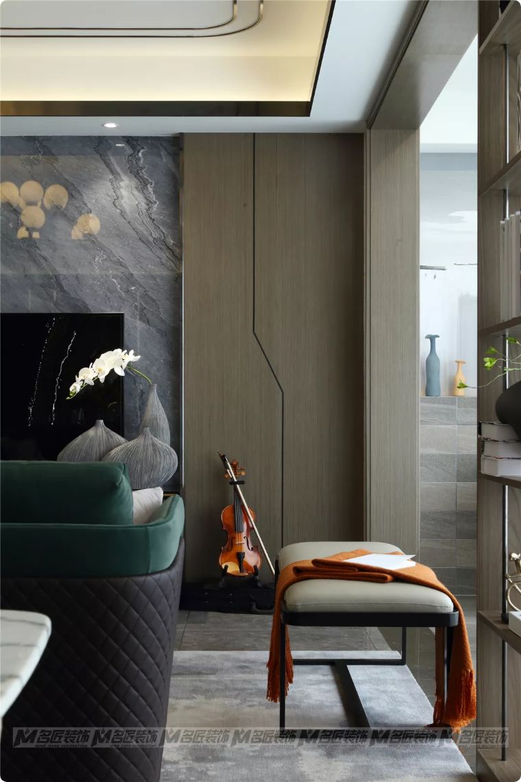 有钱人看不上眼的横厅，在他这里却变成了贵气的中式宫廷