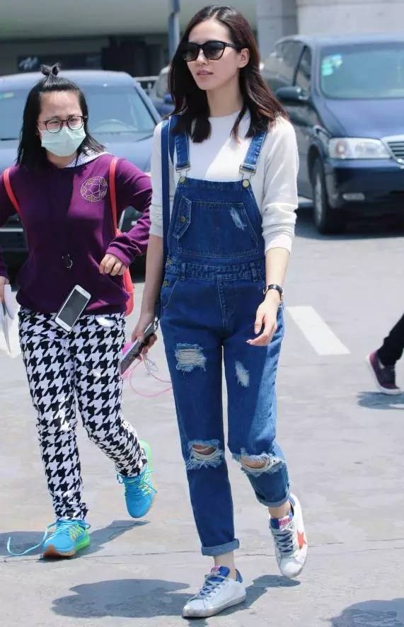 刘诗诗身穿针织衫配彩条纹阔腿裤,刘诗诗白衬衫搭刺绣裙造型清爽