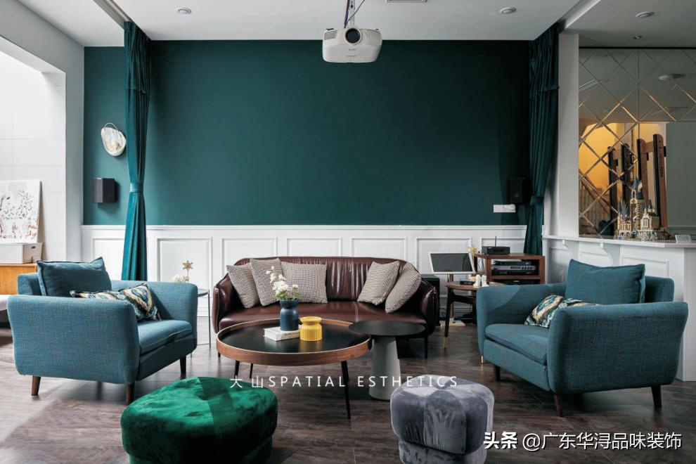 黑白灰太低调，亮色太花，客厅色彩怎么搭？看看这8套绝美客厅