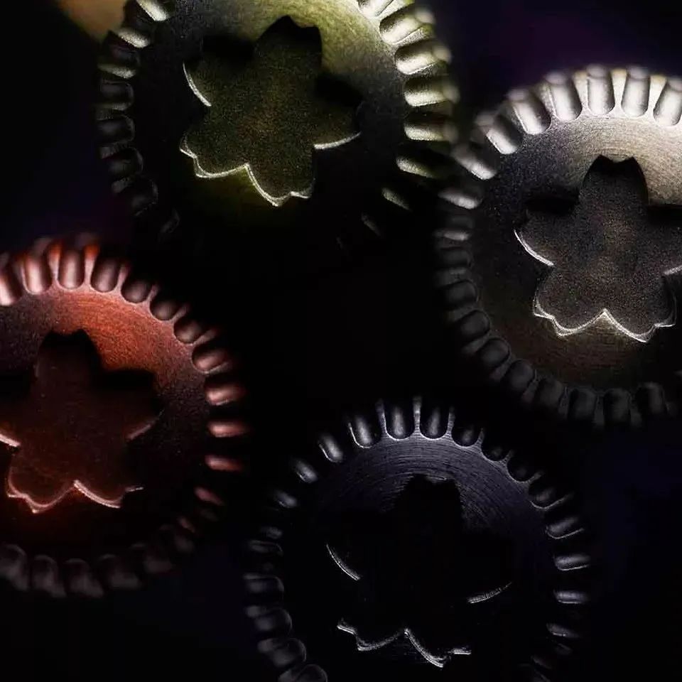 现在，全靠霓虹文具给我带来工作的归属感