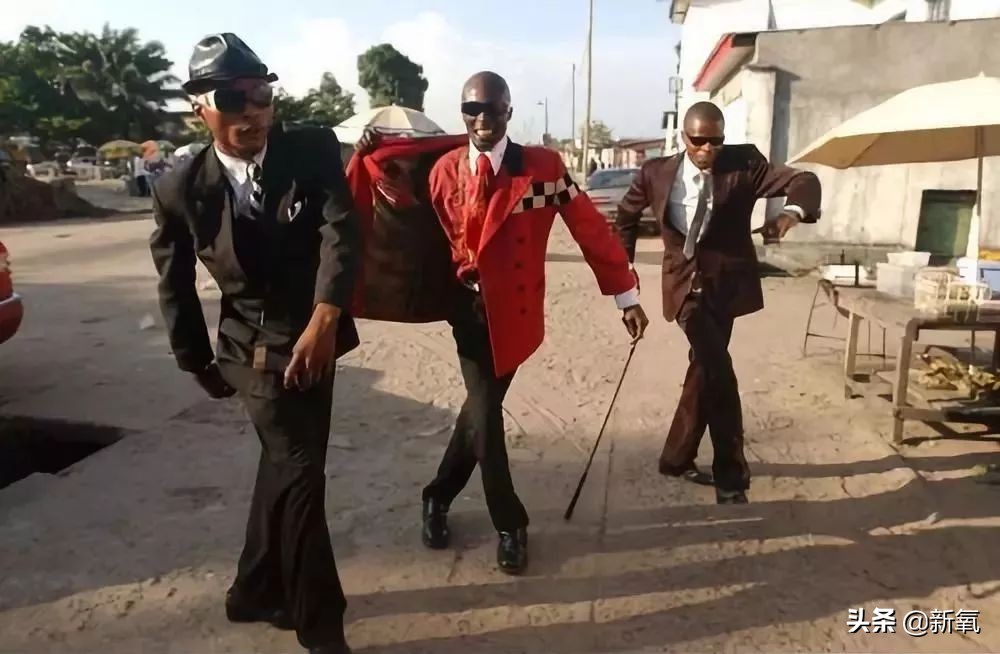 捡垃圾也要穿名牌,非洲贫民窟绅士精致起来有多野?