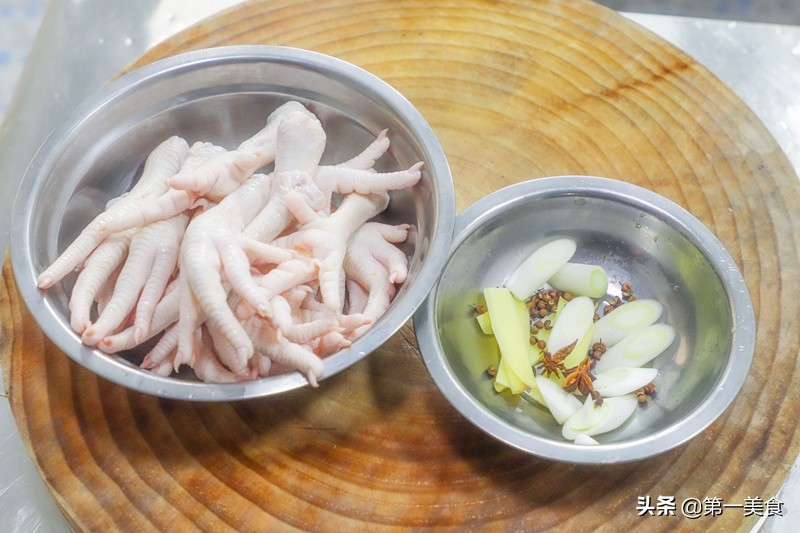 做虎皮鸡爪小火炸还是大火,虎皮鸡爪要不要焯水再炸