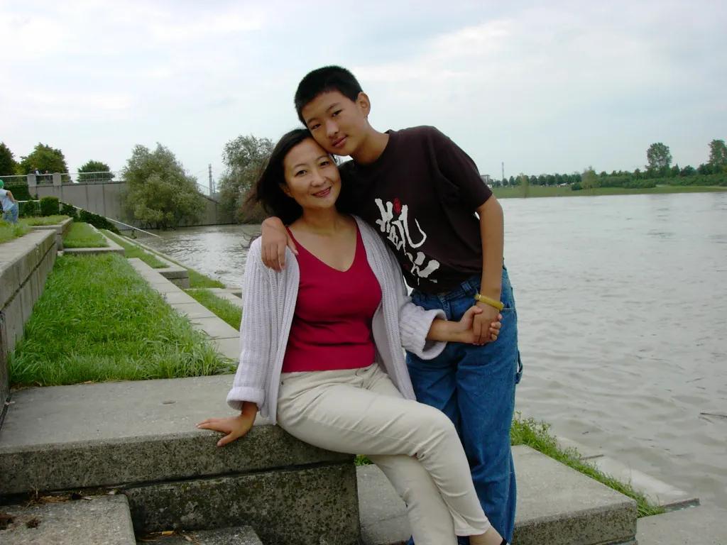 我们在他墓前读诗,纪念这个14年前离世的少年