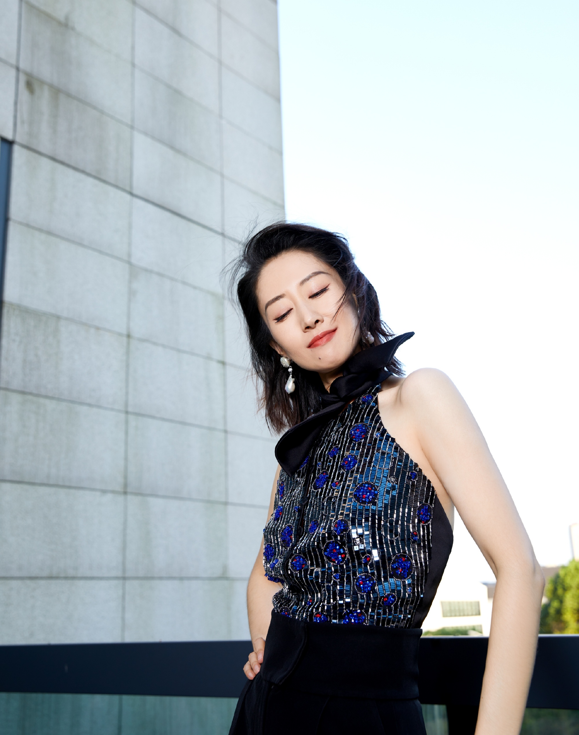 44岁刘敏涛才90斤，穿挂脖上衣“上紧下宽”，身形纤瘦显年轻