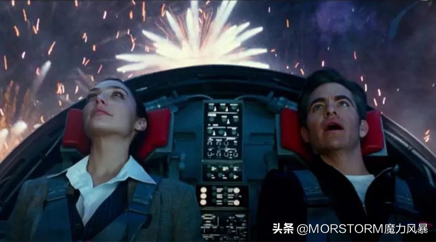 神奇女侠能拿起雷神之锤吗,神奇女侠跳飞机