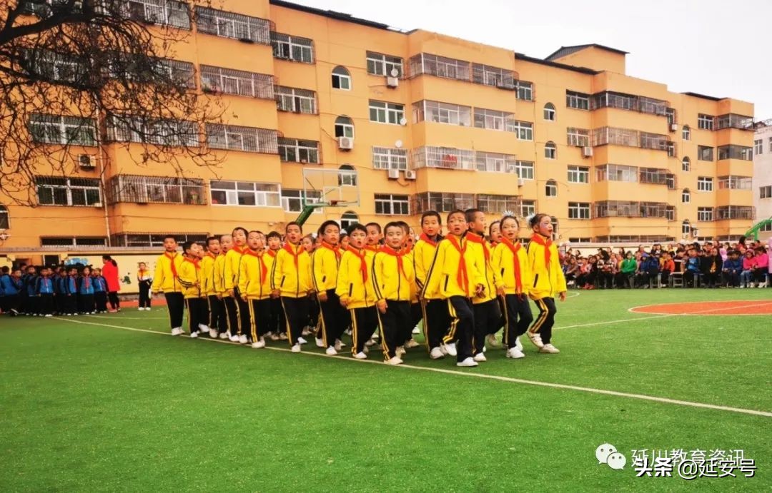 寒意袭人，红小娃却把口号声喊得震天响！