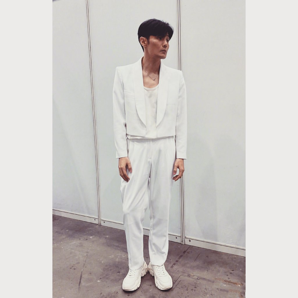 秋冬穿搭万花筒，王源的棒球衣，华晨宇正经穿衣服的样子见过没